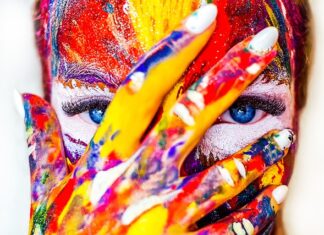 Jak podnieść kąciki ust makijażem?