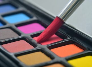 Czy można malować usta konturówką?