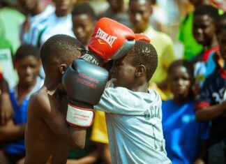 Jak zapakować cukierki w celofan?