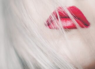 Jaki kolor pomadki do siwych włosów?